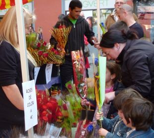 Un Sant Jordi 'excel·lent' a Olot
