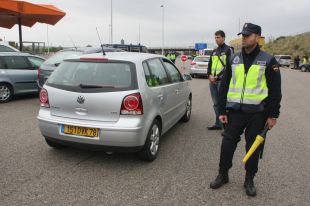 La policia impedeix l'entrada al país a dos joves que duien material combustible i màscares