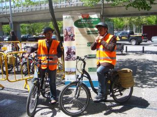Girona proposa als turistes descobrir la ciutat pedalant en bicicleta elèctrica i GPS