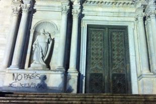 Detenen tres menors per fer pintades anarquistes i anticristianes a la Catedral i al Barri Vell