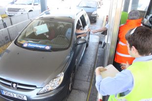 Un cobrador del peatge de l'Escala insulta un conductor per fer un #novullpagar