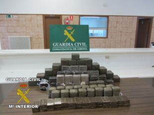 Detingut un home que portava 74 quilos d'haixix al cotxe