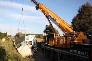 Ferit lleu el conductor d'un tràiler carregat de pomes que ha bolcat a Verges