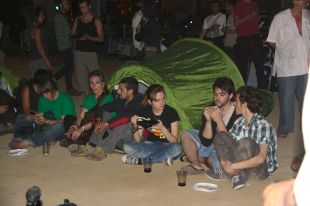 Una quarantena d''indignats' passaran la nit a la plaça Independència de Girona