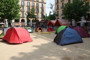 Una vintena d''indignats' continuen acampats a la plaça Independència de Girona