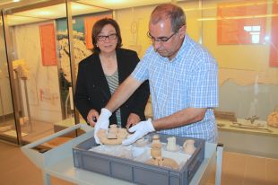 Empúries exposa un vas ritual del segle V a.C en perfecte estat