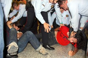 Desallotjats una vintena d''indignats' que ocupaven una oficina de 'la Caixa' a Girona
