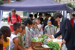 600 alumnes de les escoles de Girona venen productes dels seus horts al mercat del Lleó