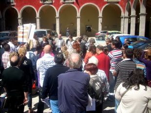 Veïns de Castelló d'Empúries es manifesten en contra les zones blaves