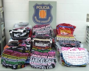 Comissades més de 100 bosses de mà falsificades al mercat setmanal de Platja d'Aro