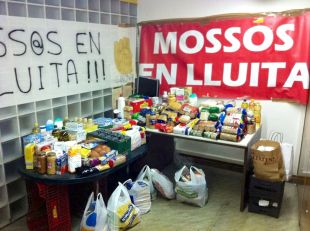 Mossos de Girona contra les retallades recapten uns 500 quilos d'aliments per a Càritas
