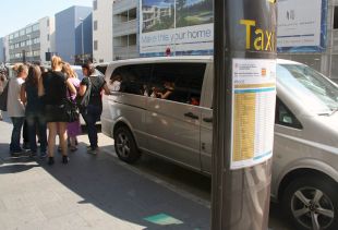 Els taxistes gironins i francesos podran recollir passatgers als aeroports de Perpinyà i Girona