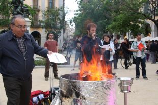 Cremada simbòlica de frases despectives a Girona per rebutjar les conductes homòfobes