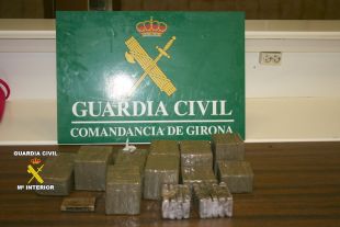 Detenen una dona a la Jonquera que viatjava en autobús i transportava 10,5 quilos d'haixix