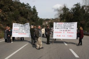 Els veïns de Lloret residencial tallen la carretera C-63 per protestar contra el mal estat de la urbanització 