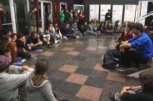 Estudiants gironins dormen a les facultats la nit abans de la jornada de vaga 