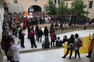 Professors i estudiants protesten a Girona contra les retallades