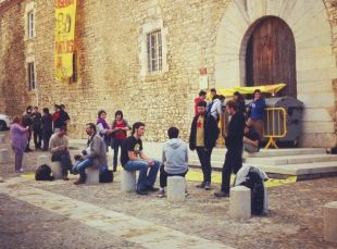 Estudiants de la UdG bloquegen l'entrada al rectorat en protesta per les retallades