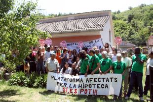 La pressió de la PAH aplaça el desnonament d'una família amb tres fills a Massanes