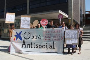 Els 'indignats' d'Olot, contraris a què es desallotgi l'edifici ocupat per a desnonats