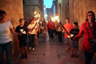 250 torxes s'encenen a Girona a favor de la Marató per la Pobresa