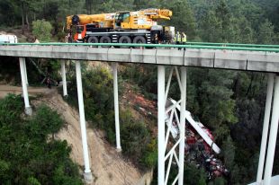 Mor un camioner en precipitar-se al buit per un viaducte des d'una alçada de quinze metres