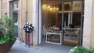 Obren a Girona la botiga Xocolat Paris que ofereix bombons 'de luxe'