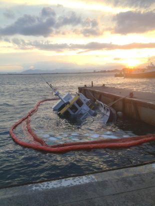 S'enfonsa una barca de 15 metres al port de Roses sense vessament de combustible