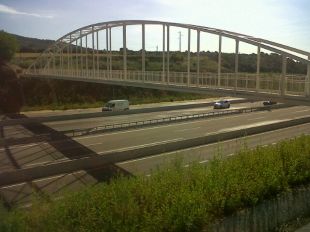 Besalú ja té la passera de vianants que connecta un barri amb la carretera de Beuda