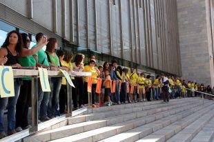 Cadena humana a Girona contra les retallades en educació