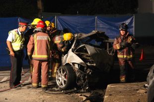 Quatre persones moren en incendiar-se el seu cotxe després de sortir de la via