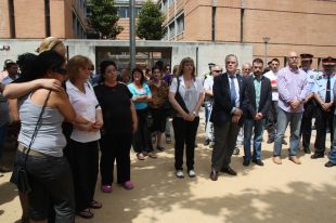 Salt guarda un minut de silenci per condemnar la mort de la noia a mans de la parella
