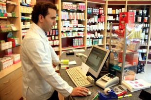 Farmàcies gironines i Creu Roja uneixen esforços per portar medicament a casa de persones vulnerables