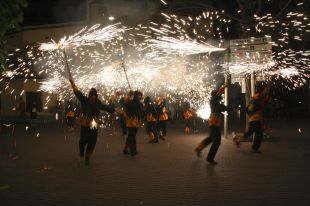 Foc, petards, cava i coques de Sant Joan donen la benvinguda a l'estiu
