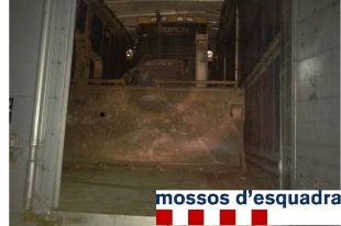 Recuperen dues excavadores robades dins un camió