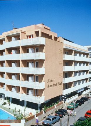 Vuit intoxicats lleus en l'incendi d'un hotel a Lloret de Mar