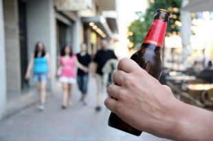 Més de 100 denúncies en cinc mesos per orinar o beure alcohol al carrer a Girona