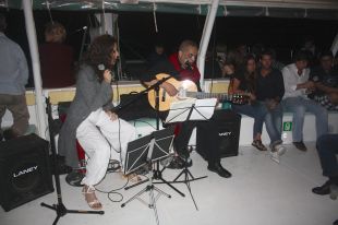 Sons del Món inaugura les sortides en catamarà per la badia de Roses