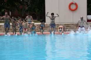 Els gironins es llancen a l'aigua per l'esclerosi múltiple