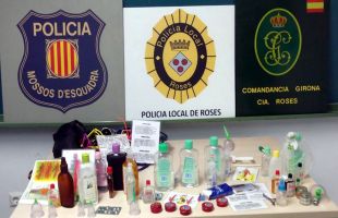 Vint venedors ambulants i massatgistes il·legals identificats i multats a Roses