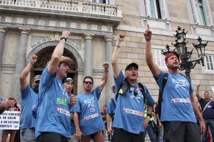 Arriben a Barcelona els Mossos que van partir a peu des de Girona en contra les retallades