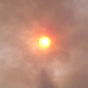 La pudor de cremat de l'incendi de l'Alt Empordà arriba a Barcelona