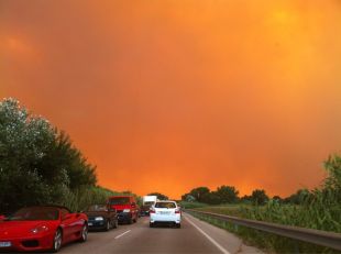 El foc de l'Alt Empordà ha cremat 5.000 hectàrees i obliga a confinar 9 poblacions
