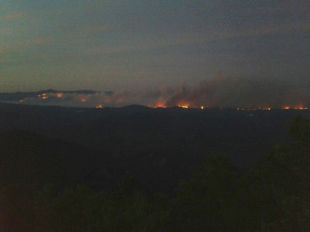 El foc ha cremat 12.000 hectàrees i avança cap a la Garrotxa