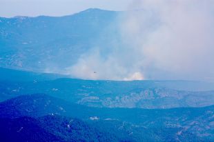 Els Bombers s'afanyen a reduir el foc que s'acosta a la Garrotxa abans que s'aixequi el vent