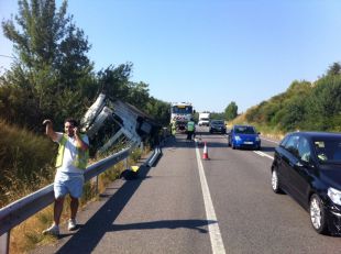 Bolca un camió ple de taronges a la N-II a Vilademuls