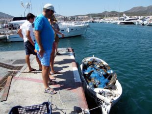 Recullen un centenar de quilos de deixalla a la platja del Port de Llançà