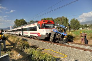 Un tren atropella un tractor que creuava un pas a nivell a Puigcerdà