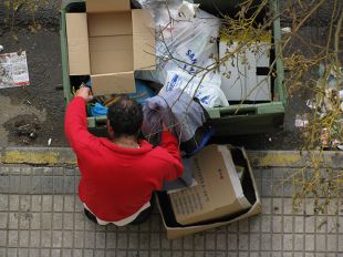 Mesures per evitar que persones necessitades busquin menjar als contenidors de Girona