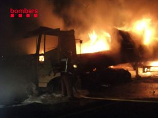 S'incendia un camió carregat de fusta a la Jonquera 
